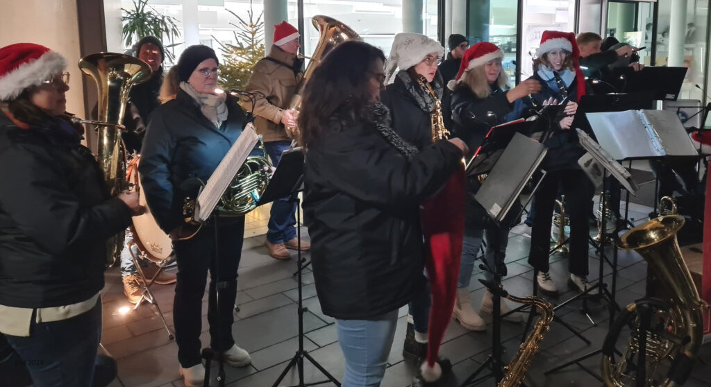 Musikvereine aus dem Mechernicher Stadtgebiet spielten im Advent weihnachtliche Konzerte vor dem Kreiskrankenhaus Mechernich. Mit dabei waren Klarinetten, Hörner und Trompeten, sogar eine Triangel war vertreten. Foto: Privat/pp/Agentur ProfiPress