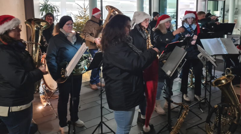 Musikvereine aus dem Mechernicher Stadtgebiet spielten im Advent weihnachtliche Konzerte vor dem Kreiskrankenhaus Mechernich. Mit dabei waren Klarinetten, Hörner und Trompeten, sogar eine Triangel war vertreten. Foto: Privat/pp/Agentur ProfiPress