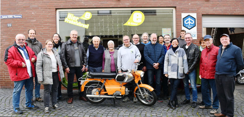 Viele Fans der Marken Kreidler, Zündapp und Herkules aus den 60er und 70er Jahren sind bis heute eng mit Zweirad Schulz verbunden, hier beim 88. Geburtstag des Seniorchefs vor dem aktuellen Firmensitz in der Kommerner Gielsgasse. Foto: Manfred Lang/pp/Agentur ProfiPress 