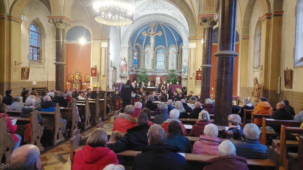 Gut besucht war das Kirchenkonzert von Musikverein Kallmuth und Singgemeinschaft Kallmuth-Weyer am dritten Adventssonntag in der Pfarrkirche St. Georg. Foto: Raphael Drove/pp/Agentur ProfiPress