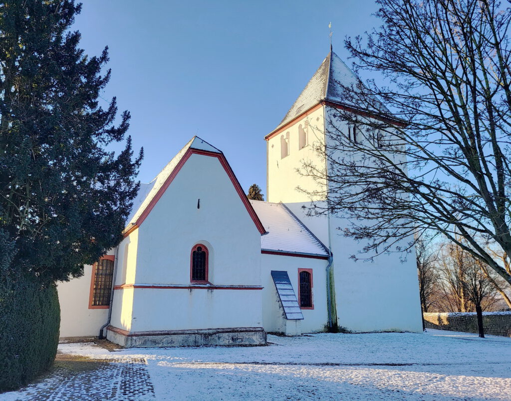 Die Alte Kirche von Mechernich auf dem Johannesberg wurde 1308 in einem Kirchenverzeichnis erstmals erwähnt, ist aber wesentlich älter. Foto: Manfred Lang/pp/Agentur ProfiPress