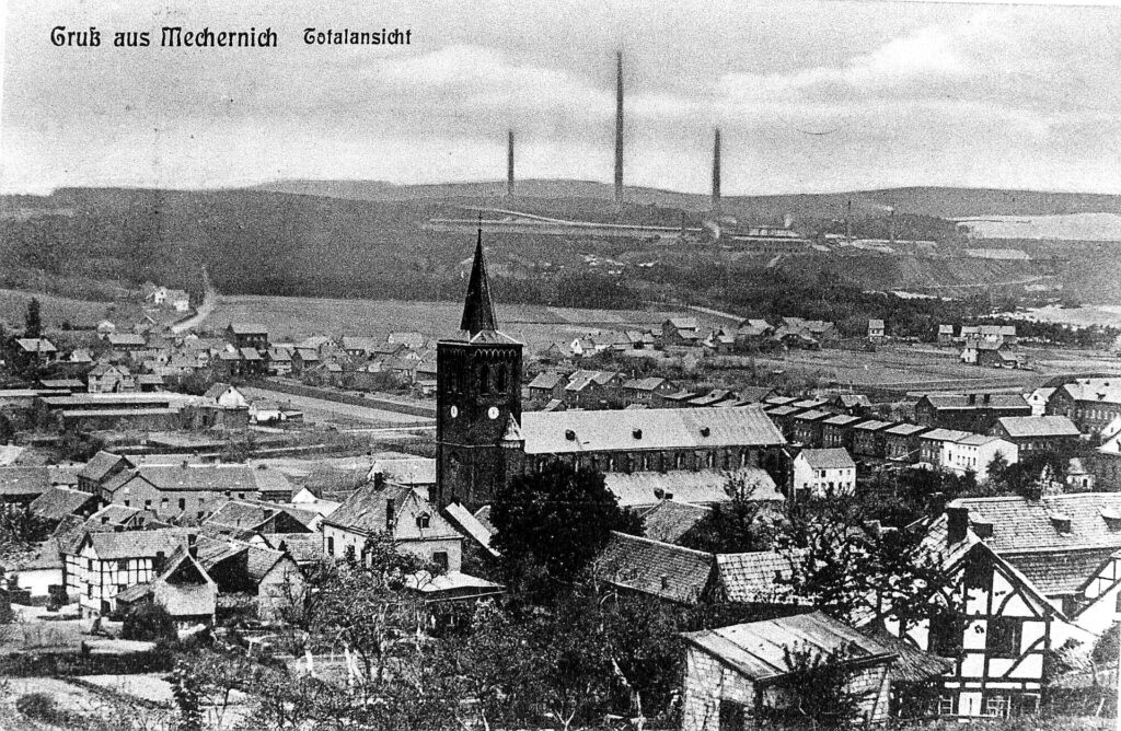 Die „neue“ Pfarrkirche von Mechernich wurde 1853 errichtet und im Zweiten Weltkrieg vollkommen zerstört. Auf ihrer Trümmern wurde der jetzige moderne Nachkriegsbau des Aachener Architekten Peter Salm errichtet. Foto: Ansichtskarte/Stadtarchiv/pp/Agentur ProfiPress