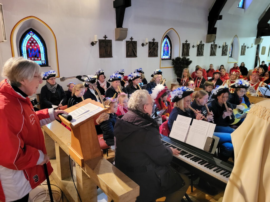 Zusammen mit den Kommunionkindern des Dorfes hatte Anneliese Klinkhammer (l.) Fürbitten und Meditationstexte vorbereitet. Für die richtigen Flötentöne sorgten die Gruppe von Resl Feyen und Kirchenmusiker Erik Arndt. Foto: Manfred Lang/pp/Agentur ProfiPress