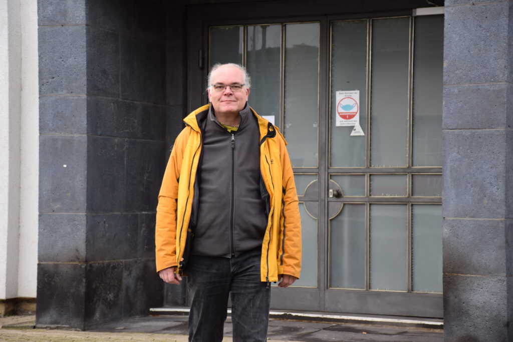 „Die jetzige Innengestaltung der Alten Kirche ist Anfang des 21. Jahrhunderts erfolgt“, berichtete Pfarrer Erik Pühringer, der den Pastoralen Raum Mechernich leitet, hier vor dem Portal der Nachkriegskirche St. Johannes Baptist. Foto: Kirsten Röder/pp/Agentur ProfiPress