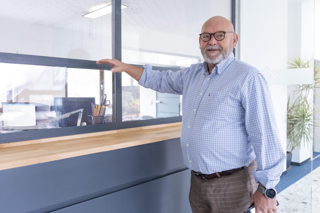 Einst Bankschalter, jetzt Empfangsbereich für „Fischer Treppenlifte & Seniorenprodukte“. Thomas Fischer und sein Team haben das Objekt aus dem Dornröschenschlaf geweckt. Fortsetzung folgt. Foto: Ronald Larmann/pp/Agentur ProfiPress