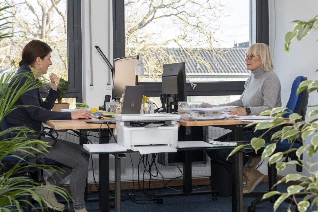 Prokuristen Elke Lotzmann (r.) und ihre Kolleginnen und Kollegen haben im neuen Gebäude moderne Büroarbeitsplätze zur Verfügung. Foto: Ronald Larmann/pp/Agentur ProfiPress 