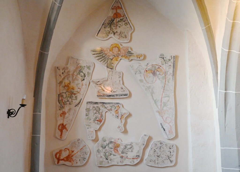 1975 bis 1980 haben polnische Studenten alte Decken- und Wandmalereien, Mosaiken und Fresken in der alten Kirche freigelegt. Völlig kostenlos für die Pfarrgemeinde, wie sich Bertram Jannes erinnert, der Einsatz der Kunststudenten wurde offensichtlich über die guten Beziehungen der Communio in Christo nach Polen möglich gemacht. Die späteren Communio-Priester Karl-Heinz Haus und Wim Robben waren zu der Zeit Pfarrer und Dechant von Mechernich. Foto: Sabine Roggendorf/pp/Agentur ProfiPress