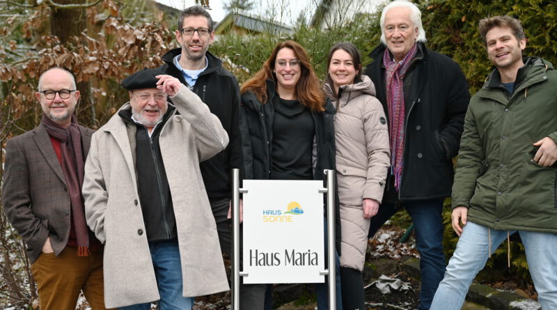 Kulturell im Dienst der guten Sache für Menschen mit seelischen Beeinträchtigungen und Suchterkrankungen (v.r.): Liedermacher Uwe Reetz, Berufsmusiker und Ex-„Höhner“-Bassist Hannes Schöner, Hausleitung im „Haus Maria“ Clara Schneider, Geschäftsführerin Maike Seidenfaden, Organisator Thomas Hochgürtel und die Buchautoren und „Eifel-Gängster“ Manni Lang und Ralf Kramp. Foto: Sabine Roggendorf/pp/Agentur ProfiPress