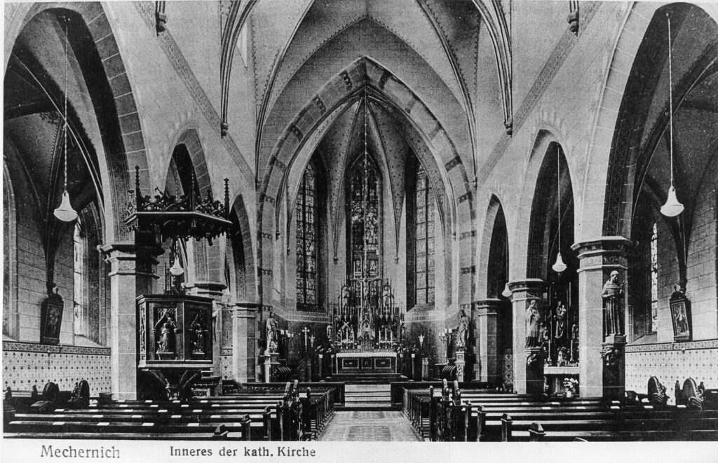 Ein Blick ins Innere der dreischiffigen neugotischen Pfarrkirche St. Johannes Baptist. Sie wurde Mitte des 19. Jahrhunderts nach Plänen von Architekt Matthias Breidenbend erbaut. Erst elf Jahre später, am 23. September 1866, wurde das neue Gotteshaus konsekriert. Die Kirche am 24. Februar 1945 im Bombenhagel unter. Foto: Ansichtskarte/Stadtarchiv/pp/Agentur ProfiPress