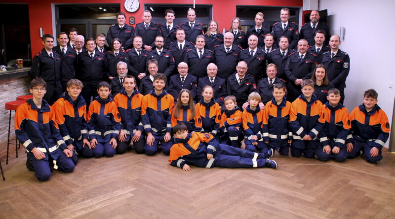 Bei der Jahreshauptversammlung machte die Löschgruppe Wachendorf ein Gruppenfoto mit zahlreichen Mitgliedern verschiedenster Abteilungen. Fotos: Löschgruppe Wachendorf/pp/Agentur ProfiPress