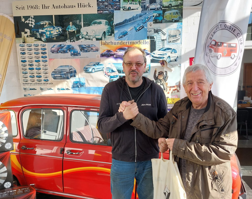 Eine Spende von 1666,66 Euro übergab der Vorsitzende des Roggendorfer Renault-Oldie-Clubs, Jörn Hück, an den Hilfsgruppen-Vorsitzenden Willi Greuel aus Lückerath. Insgesamt kamen bei 27 Oldtimertreffen bislang über 25.000 Euro zusammen. Foto: Reiner Züll/pp/Agentur ProfiPress