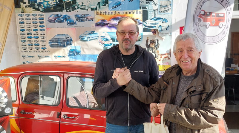 Eine Spende von 1666,66 Euro übergab der Vorsitzende des Roggendorfer Renault-Oldie-Clubs, Jörn Hück, an den Hilfsgruppen-Vorsitzenden Willi Greuel aus Lückerath. Insgesamt kamen bei 27 Oldtimertreffen bislang über 25.000 Euro zusammen. Foto: Reiner Züll/pp/Agentur ProfiPress