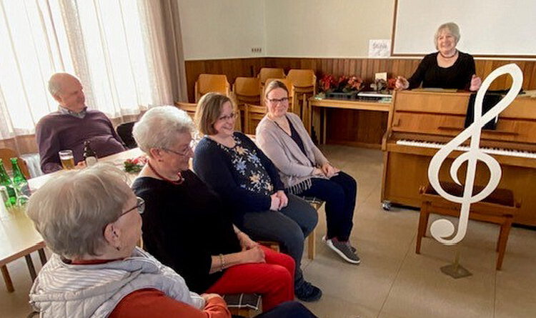 Ursula Koch, die Vorsitzende des Mechernicher Kirchenchores „Cäcilia“, gratuliert (vorne v.l.) Anneliese Nelles, Ursula Holzheim, Carina Schmitz und Svenja Uphoff. Im Hintergrund Franz-Josef Kremer. Foto: Privat/pp/Agentur ProfiPress