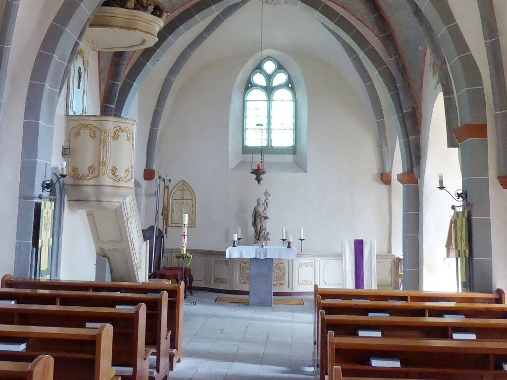 Dieses frei verwendbare Foto aus dem Internetlexikon „Wikipedia“ zeigt einen Blick in den Chorraum von St. Johannes Baptist alt mit Predigtkanzel und der Kommunionbank von 1771, die einst in der Schlosskapelle von Haus  Rath ihren Platz hatten. Foto: Wikipedia/pp/Agentur ProfiPress