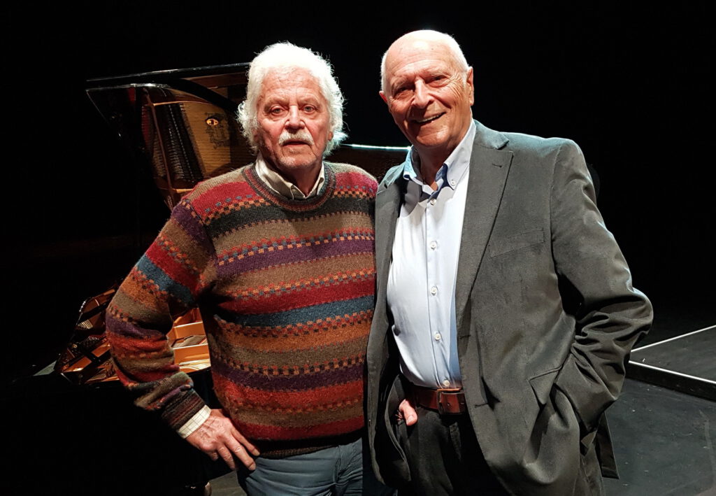 Freunde auf und hinter den Bühnen: Künstler Franz Kruse und Bass-Solist Ulrich Hielscher (r.) bei der Vorbereitung der Mechernicher Ausstellung in Köln. Foto: Privat/pp/Agentur ProfiPress