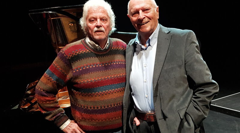 Freunde auf und hinter den Bühnen: Künstler Franz Kruse und Bass-Solist Ulrich Hielscher (r.) bei der Vorbereitung der Mechernicher Ausstellung in Köln. Foto: Privat/pp/Agentur ProfiPress