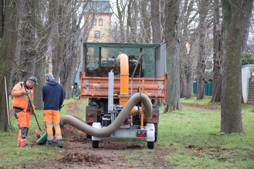 Der Mechernicher Bauhof unterstützte die Aktion mit einem großen Laubsauger. Foto: privat/pp/Agentur ProfiPress