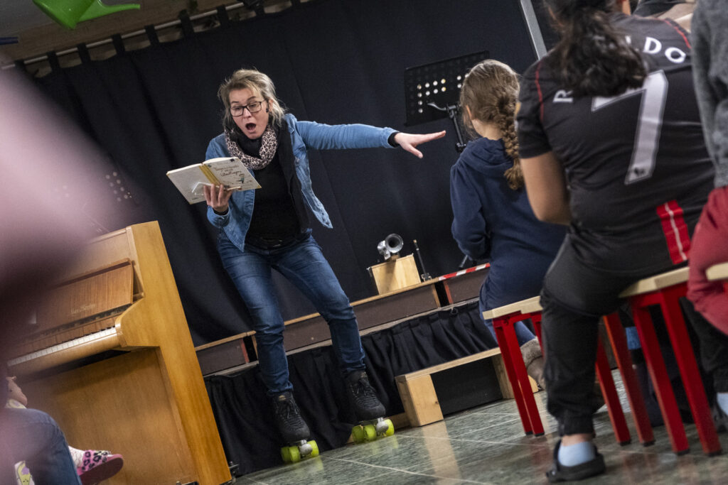 Ruhig sitzen und vorlesen? Nicht bei Frauke Angel. Ihre Lesung aus ihrem „Tagebuch eines Überfliegers“ in der Mechernicher Grundschule war gestenreich, energiegeladen und machte richtig Spaß. Foto: Ronald Larmann/pp/Agentur ProfiPress