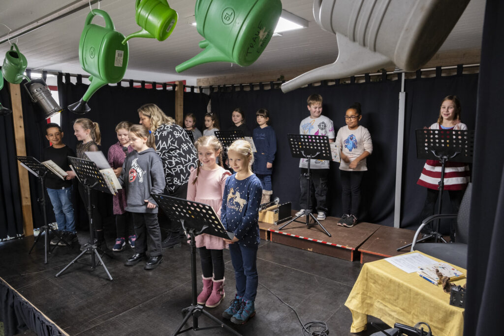 Die 13 Schülerinnen und Schüler des Leseclubs hatten die Lesung in Kooperation mit der lit.RUHR und der lit.COLOGNE organisiert und lasen zunächst selbst aus dem Buch. Foto: Ronald Larmann/pp/Agentur ProfiPress