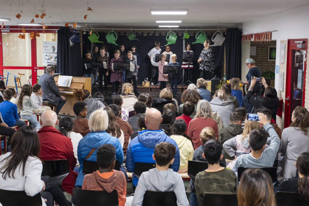 Das Foyer der Mechernicher Grundschule war prall gefüllt mit Eltern, Großeltern, Kindern, Lehrerinnen und Lehrern, die alle begeistert waren von dieser ganz besonderen Lesung. Foto: Ronald Larmann/pp/Agentur ProfiPress