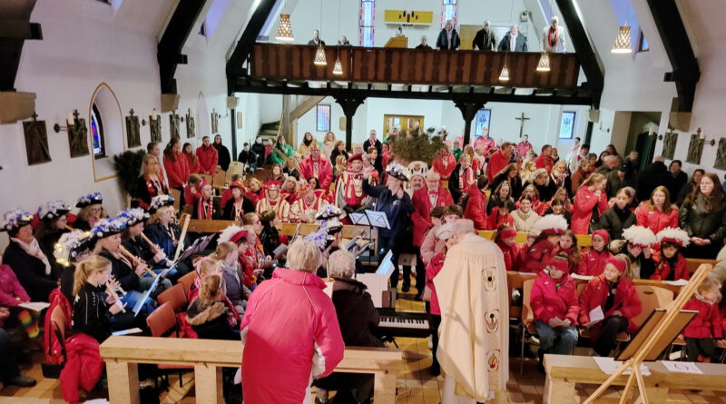 Blick in eine prall gefüllte Pfarrkirche St. Margareta in Vussem am 11. Januar während der Mundart- und Karnevalsmesse. Foto: Manfred Lang/pp/Agentur ProfiPress