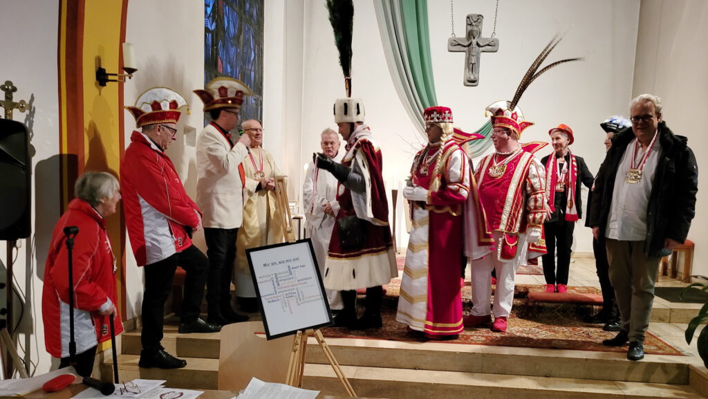 Ordensverleihung am Altar u.a. mit den Musikern Erik Arndt und Resl Feyen (v.r.) sowie Liturgieleiterin Anneliese Klinkhammer, dem Karnevalsvereinsvorsitzenden Wolfgang Schneider, Präsident Ralf Schumann, Pfarrer Felix Dörpinghaus, Senior-Messdiener Michael, Bauer Falk, Jungfrau Michaela und Prinz Carsten I. Foto: Manfred Lang/pp/Agentur ProfiPress