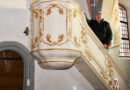 Der Predigtstuhl in der alten Kirche von Mechernich hatte einst seinen Platz in der Schlosskapelle des Hauses Rath zwischen Strempt und Roggendorf. Auf der Treppe ist der frühere Geschäftsführer des Kirchengemeindeverbandes Mechernich, Bertram Jannes, zu sehen, der den Mechernicher „Bürgerbrief“ auf eine interessante Kirchengeschichte aufmerksam machte. Foto: Sabine Roggendorf/pp/Agentur ProfiPress