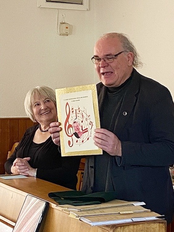 Selbstgestaltete Urkunden des Kirchenchores und des Cäcilien-Verbandes überreichten die Vorsitzende Ursula Koch und Präses Pfarrer Erik Pühringer, der Leiter des neuen „Pastoralen Raumes St. Barbara Mechernich“. Foto: Privat/pp/Agentur ProfiPress