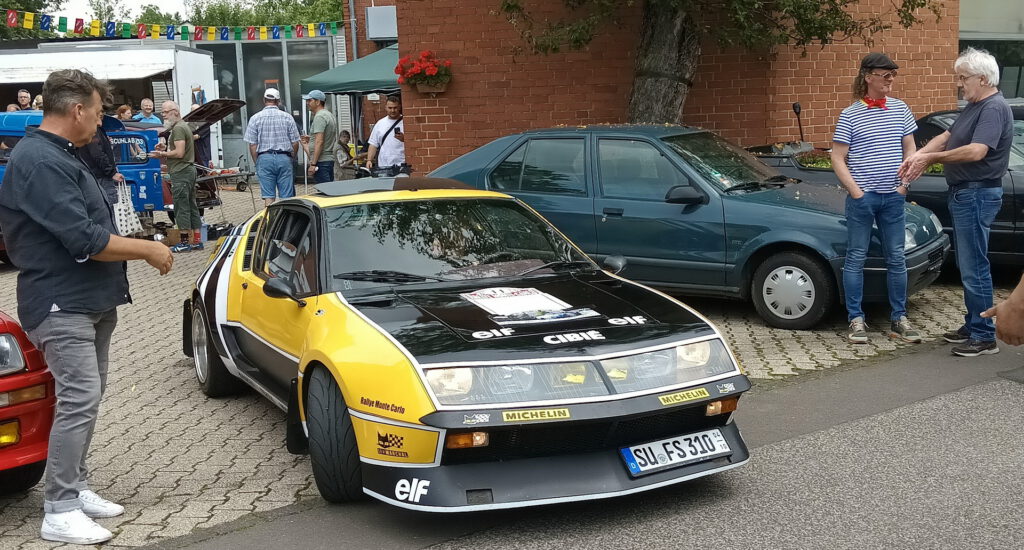 Ein besonderer Blickfang war dieses sportliche Fahrzeug, ein Renault-Alpine. Foto: Reiner Züll/pp/Agentur ProfiPress