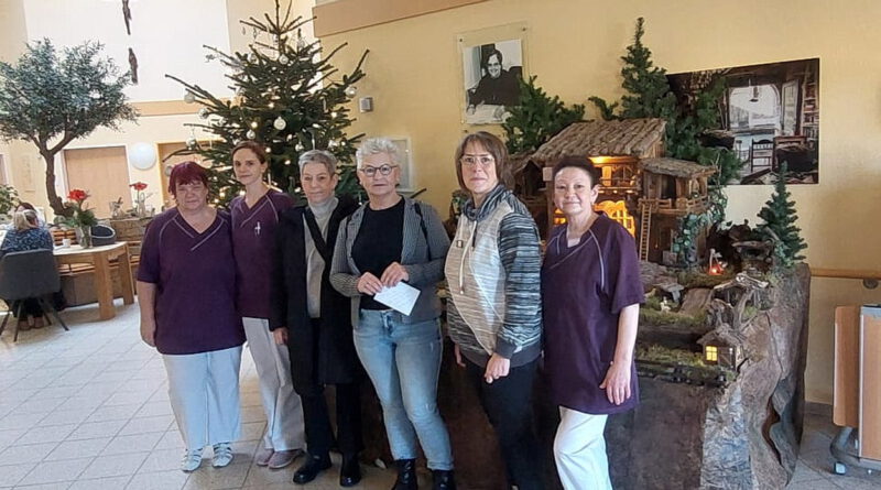 220 Euro aus dem Glühwein-Verkauf beim Adventsauftakt in Kallmuth überreichten Marita Mendel und Rita Baumann (m.) von der Dorfgemeinschaft Kallmuth an die frühere Hospiz-Krankenschwester Silvia Sack (2.v.r.) und ihre Kolleginnen. Foto: Robert Ohlerth/pp/Agentur ProfiPress