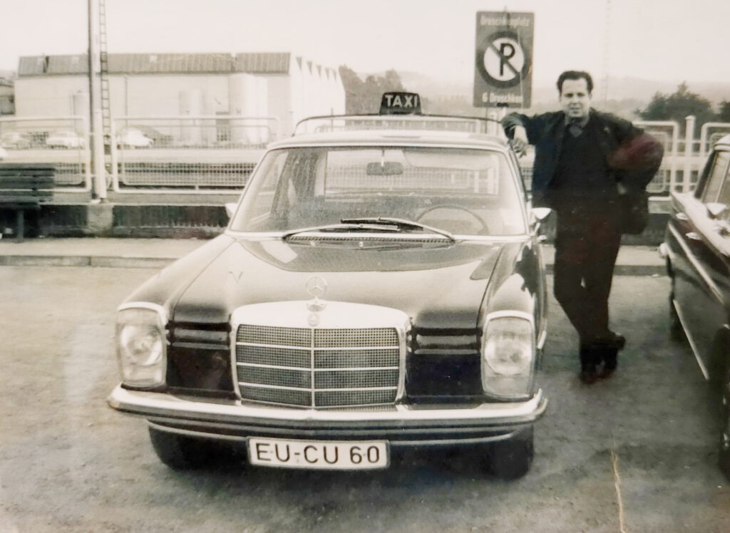 1963 übernahm Günther Schulz Taxi und Stellplatz am Mechernicher Bahnhof von dem Kommerner Gastronom Peter Balg. Später fuhr Ehefrau Uschi tagsüber die Fahrgäste, während er mit Vater Ernst im Teamwork in der Werkstatt arbeitete, und nachher in der Mercedes-Droschke die „Nachtschicht“ übernahm. Repro: Manfred Lang/pp/Agentur ProfiPress