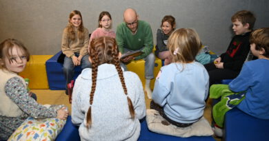 Beim Vorlesetag der Grundschule Satzvey lauschten die Kinder Geschichten teils an ungewöhnlichen Orten. So zum Beispiel auf der Aula-Bühne … Fotos: Henri Grüger/pp/Agentur ProfiPress