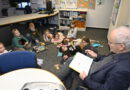 Beim Vorlesetag der Grundschule Satzvey lauschten die Kinder Geschichten teils an ungewöhnlichen Orten. So zum Beispiel im Büro der Direktorin, wo Bürgermeister Dr. Hans-Peter Schick las… Fotos: Henri Grüger/pp/Agentur ProfiPress