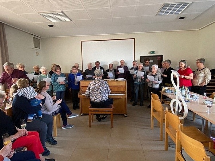 Jeder Jubilarin ein individuelles Ständchen brachte der von Erik Arndt geleitete Kirchenchor Mechernich bei seinem Stiftungsfest im Johanneshaus dar. Zuvor hatte das Ensemble in der Pfarrkirche eine Messe des belgischen Komponisten Jacques-Nicolas Lemmens aufgeführt. Foto: Privat/pp/Agentur ProfiPress