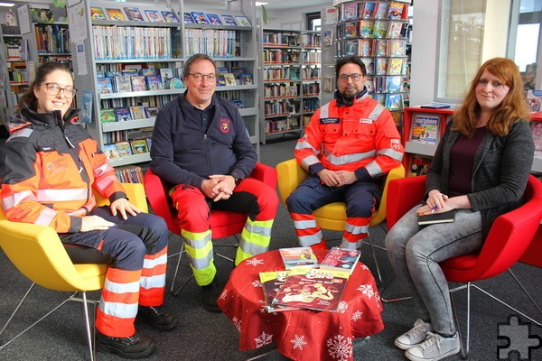 Möchten am 24. Januar in der Kaller Bibliothek auch mit dem Publikum ins Gespräch kommen (v. l.): die Vertreterinnen und Vertreter der Rettungsdienste Vanessa Siebertz (DRK), Rainer Brück (Kreis Euskirchen) und Michael Schmeling (Malteser) sowie Bibliotheksleiterin Michelle Wagner. Foto: Alice Gempfer/Gemeinde Kall/pp/Agentur ProfiPress