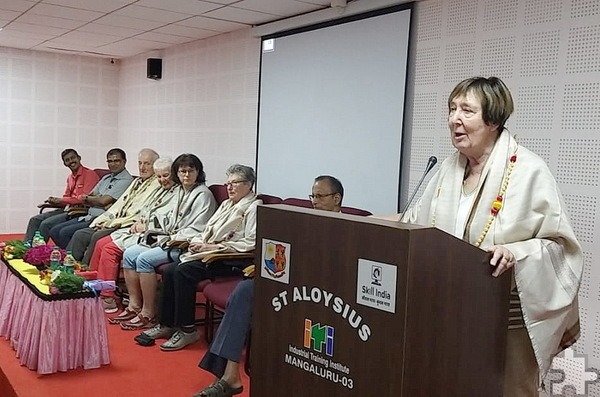 Anneliese Klinkhammer und ein Teil der Vussemer Delegation bei einer Ansprache im Hilfsprojekt in Mangalore. Archivfoto: Privat/pp/Agentur ProfiPress