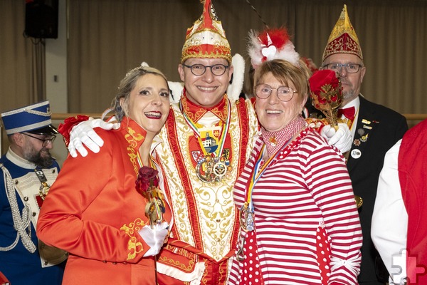 Trio für die gute Sache: Prinz Jens I., Prinzessin Simone I. (Pesch) und die DRK-Blutspendebeauftragte Edeltraud Engelen freuen sich, wenn ganz viele zum Blutspenden kommen und so anderen Menschen das Leben retten. Foto: Ronald Larmann/pp/Agentur ProfiPress