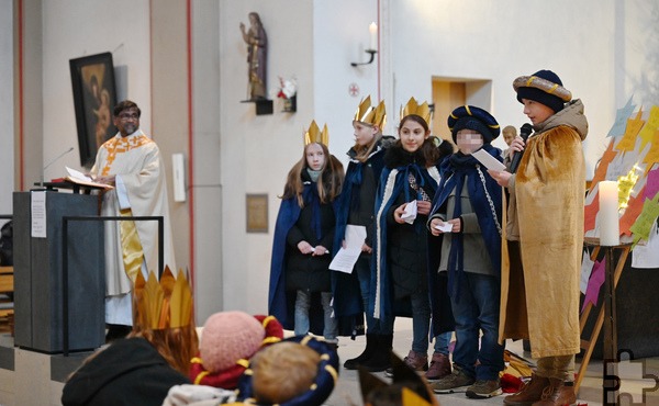 Mit Symbolen in den Händen traten im Gottesdienst einige Sternsinger vor die Gemeinde. Der erste hielt einen Pass in die Höhe und plädierte dafür, dass alle Kinder das Recht auf einen eigenen Namen, die Achtung der eigenen Identität und Persönlichkeit und ein sicheres Zuhause haben sollten. Ein Schulheft stand für das Recht auf Bildung, ein Kuscheltier symbolisierte die Erfüllung der Sehnsucht nach Geborgenheit und Schutz der eigenen Intimität, der Impfpass symbolisierte die medizinische Versorgung aller Kinder auf der Welt und ein Buch für Freiheit und Fantasie. Foto: Sabine Roggendorf/pp/Agentur ProfiPress