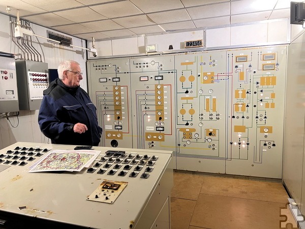 Der frühere Mechernicher Ordnungsamtsleiter Hans-Peter Kern hat 2012 gemeinsam mit einem ehrenamtlichen Team von Mitstreitern den früheren Atomschutzbunker der Landeszentralbank NRW in Satzvey der Öffentlichkeit zugänglich gemacht. Die Schaltzentrale ist noch gut erhalten. Foto: Frederik Scholl/WochenSpiegel/pp/Agentur ProfiPress