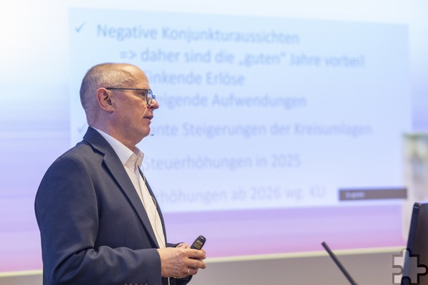 „Dieser Haushalt ist etwas ganz Besonderes … leider im negativen Sinn“, leitete Mechernichs Kämmerer Ralf Claßen seine Präsentation im Rat ein. Foto: Ronald Larmann/pp/Agentur ProfiPress