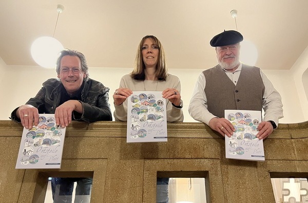 Bernd Kehren (v.l.), Kerstin Wielspütz und Manfred Lang stellten das Heft „Ortsteile auf Platt“ im Schleidener Rathaus vor, an dem sie selbst maßgeblich beteiligt waren. Foto: Michael Nielen/WoSpie/pp/Agentur ProfiPress