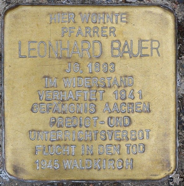 Der „Stolperstein“, den die Initiative JUDIT.H („Geschichte der Juden im Tal, Hellenthal“) in Erinnerung an den von den Nazis schikanierten und schließlich zu Tode gehetzten Pfarrer Leonhard Maria Heinrich Bauer anbringen ließ. Foto: Karl Reger/pp/Agentur ProfiPress