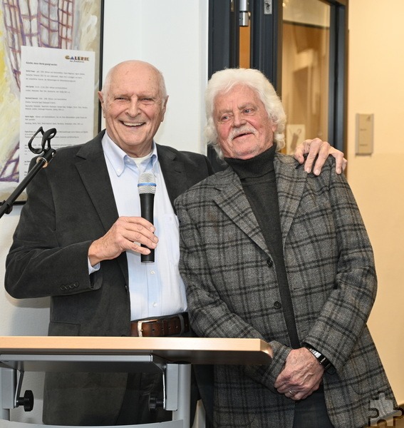 Über 50 Jahre lang wirkten der Opernsänger Ulrich Hielscher (l.) und der Künstler Franz Kruse gemeinsam an den Bühnen Kölns und wurden Freunde. Nun eröffneten sie gemeinsam die Vernissage zur Ausstellung „Theater, Theater“ in der Rathausgalerie am Bleiberg. Fotos: Henri Grüger/pp/Agentur ProfiPress