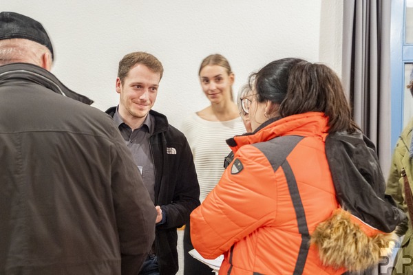 Die Okeanos-Ingenieure Benjamin Freudenberg und Charlotte Rauh standen nach dem offiziellen Teil noch für Einzelfragen zur Verfügung. Foto: Ronald Larmann/pp/Agentur ProfiPress