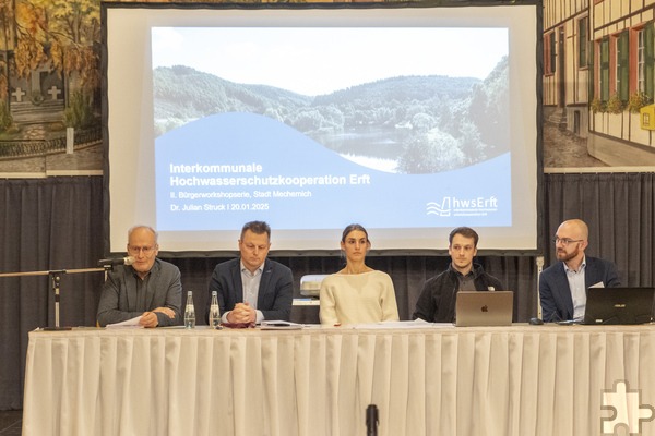 Auf dem Podium: Bürgermeister Dr. Hans-Peter Schick (v.l.), Fachbereichsleiter Mario Dittmann, die Okeanos-Ingenieure Charlotte Rau und Benjamin Freudenberg sowie Dr. Julian Struck vom Erftverband. Foto: Ronald Larmann/pp/Agentur ProfiPress