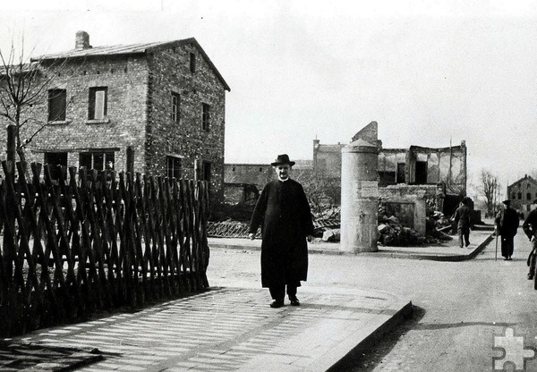 Der als kauzig geltende Ur-Kölner Johannes Harff war zur Nazizeit Pfarrer von Mechernich, hier an der teilzerstörten Bahnstraße. Er war bekennender Nazigegner und wurde wegen seiner direkten Ansprache von Verhaltensweisen seiner „Schäflein“, die er für Sünden und Verfehlungen hielt, nach dem Krieg nach Floisdorf strafversetzt. Wenn Kinder ihn ärgern wollten und mit „Heil Hitler!“ grüßten, antwortete Harff stereotyp mit „…in Ewigkeit Amen“). Foto: Stadtarchiv Mechernich/pp/Agentur ProfiPress