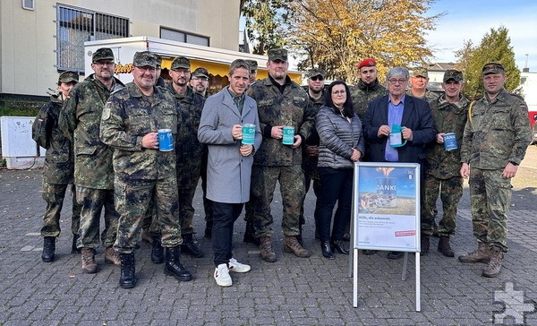 Das Sammelergebnis der Friedhofs-, Haus- und Straßensammlung des Volksbundes Deutsche Kriegsgräberfürsorge e.V. in Mechernich beträgt beeindruckende 10.009,58 Euro. Foto: Sven Gnädig/Kreis Euskirchen/pp/Agentur ProfiPress