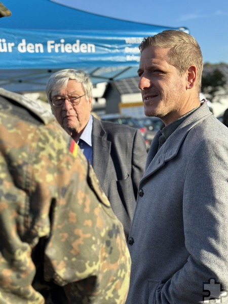 Der Euskirchener Landrat Markus Ramers (r.) und der stellvertretende Mechernicher Bürgermeister Günter Kornell unterstützten die Aktion gerne. Foto: Sven Gnädig/Kreis Euskirchen/pp/Agentur ProfiPress