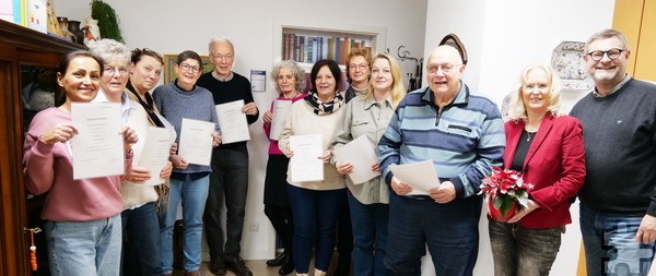 Die Teilnehmer eines weiteren erfolgreich absolvierten Lehrgangs für pflegende Angehörige wenige Tage vor Weihnachten in der Diakonie (v.l.): Shahrzad Orakshirani, Doris Wild, Petra Schwerbel, Iris Hanke, Carl Dieckmann, Friederike Schöf- Möller, Irmgard Deerenberg, Petra Vossen (Barmer), Sabine Loosen- Schack, Peter Loosen, Margot Ackermann (Kursleiterin) und Walter Steinberger (Diakonie). Foto: Diakonie/pp/Agentur ProfiPress