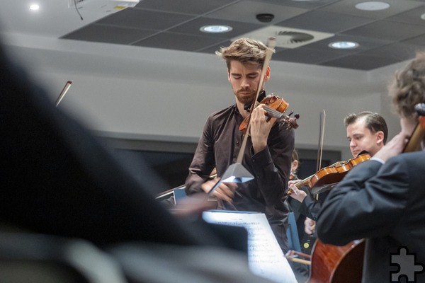 Volle Konzentration: Solist Emanuel Reichert-Lübbert begeisterte gleich zur Eröffnung des Dreikönigskonzerts auch mit seinen Improvisationen bei Vivaldis Frühling. Foto: Ronald Larmann/pp/Agentur ProfiPress